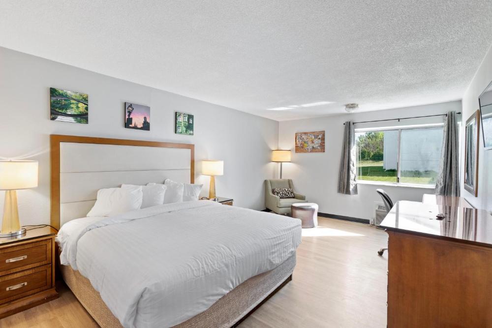 King Room - Non-Smoking interior